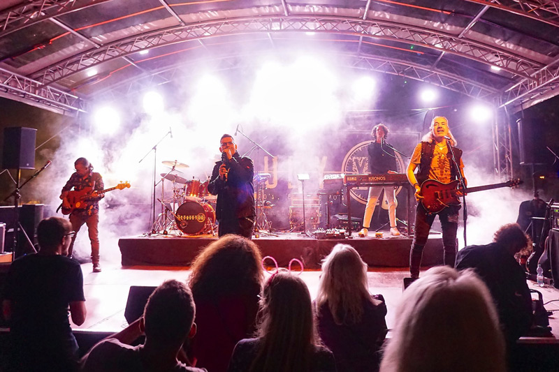 Sommerbühne Bernkastel-Kues No.4 | 17.07.2025 | Moselauen | "Zentury XX" | Eventmanagement: Bejoynt | Ton- und Licht: Dirk Palm | Foto: Achim Philipps | #sommerbuehnebks #einsommervollermusik